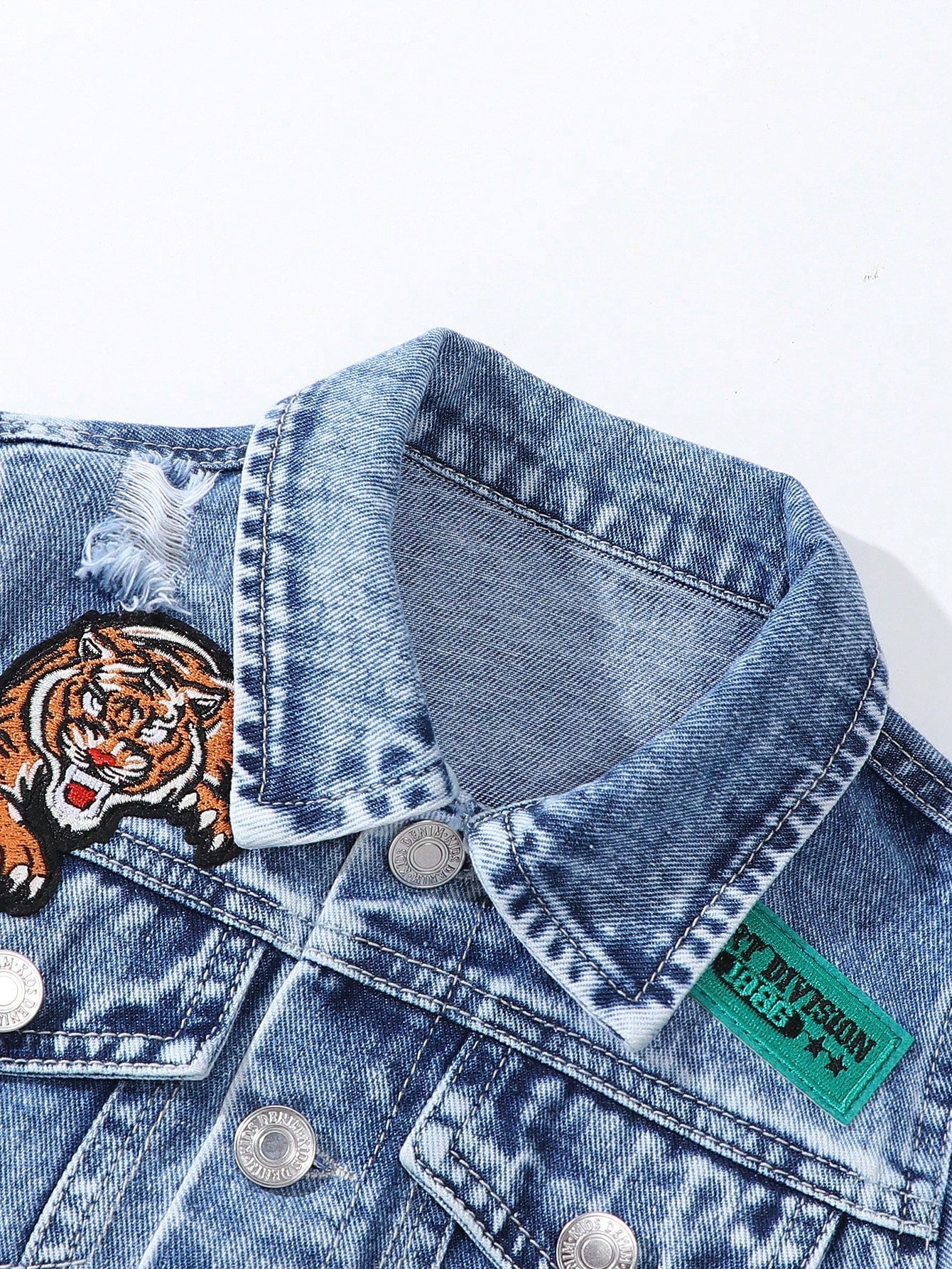 Distressed Letter & Tiger Embroidered Patch Washed Light Blue Denim Jacket, Casual And Comfortable Streetwear For Young Boys