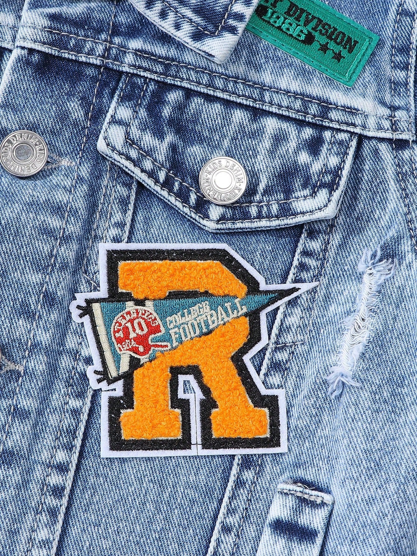 Distressed Letter & Tiger Embroidered Patch Washed Light Blue Denim Jacket, Casual And Comfortable Streetwear For Young Boys